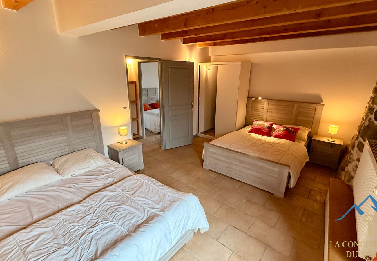 Cottage in Murat-le-Quaire - La Grange BOREL 12 pers Murat Le Quaire