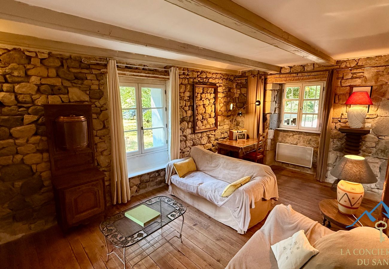 Cottage in Saint-Sauves-d´Auvergne - Le Moulin de l'étang 6pers